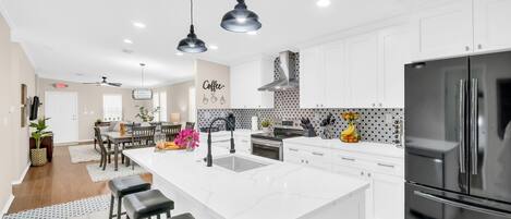 Mikrovågsugn, ugn, spishäll och diskmaskin