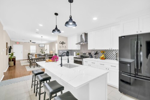 Pet-Friendly Getaway –Beaches, Breweries, Blue Jays, DT Dunedin, Marina & Trail!