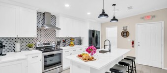 Pet Friendly! Walk to Beaches,Breweries & Blue Jays – DT Dunedin,Marina & Trail.