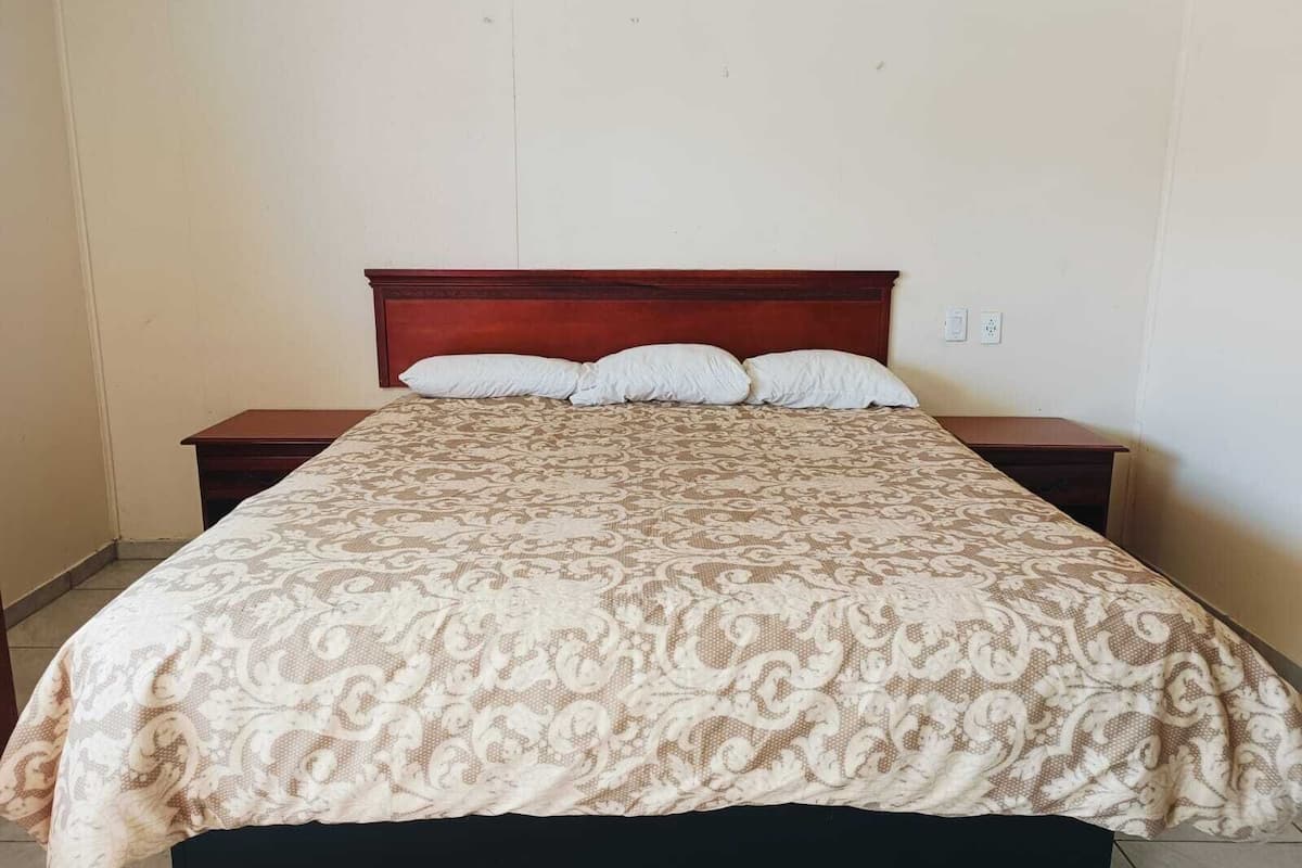 Escritorio, tabla de planchar con plancha, wifi gratis y ropa de cama