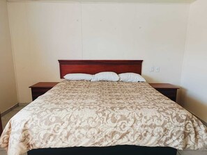 Escritorio, tabla de planchar con plancha, wifi gratis y ropa de cama