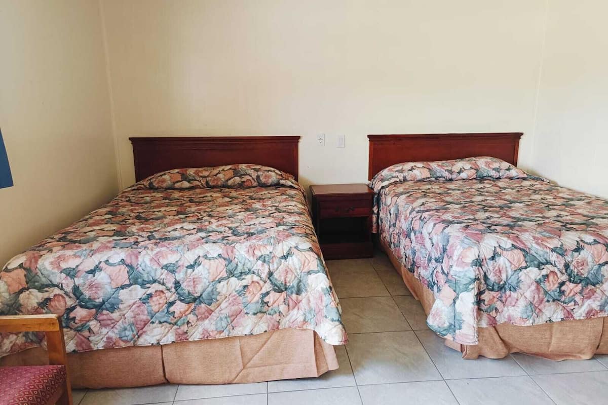 Escritorio, tabla de planchar con plancha, wifi gratis y ropa de cama