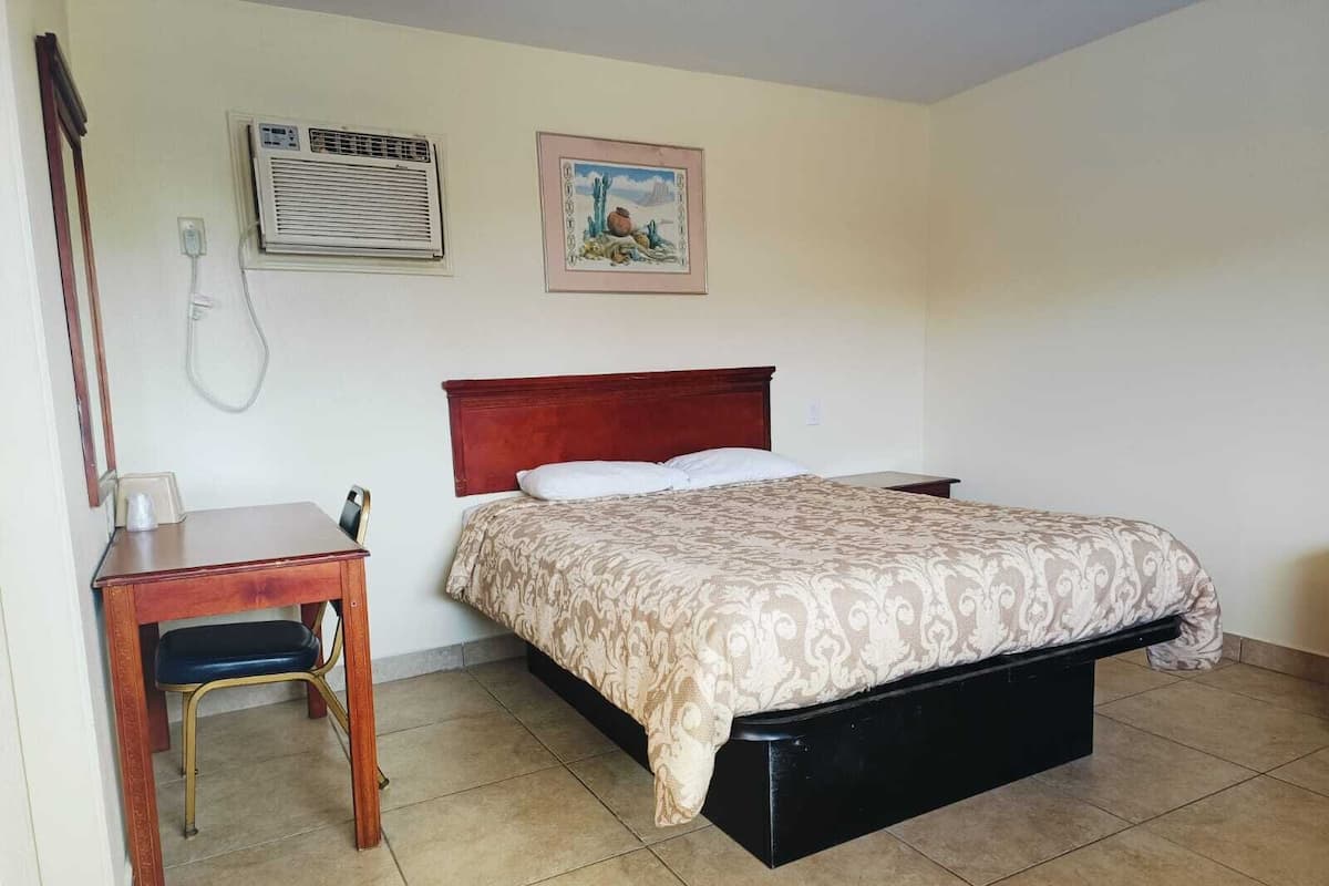 Escritorio, tabla de planchar con plancha, wifi gratis y ropa de cama