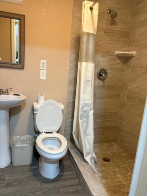 Habitación, 2 camas de matrimonio, no fumadores | Baño | Toallas