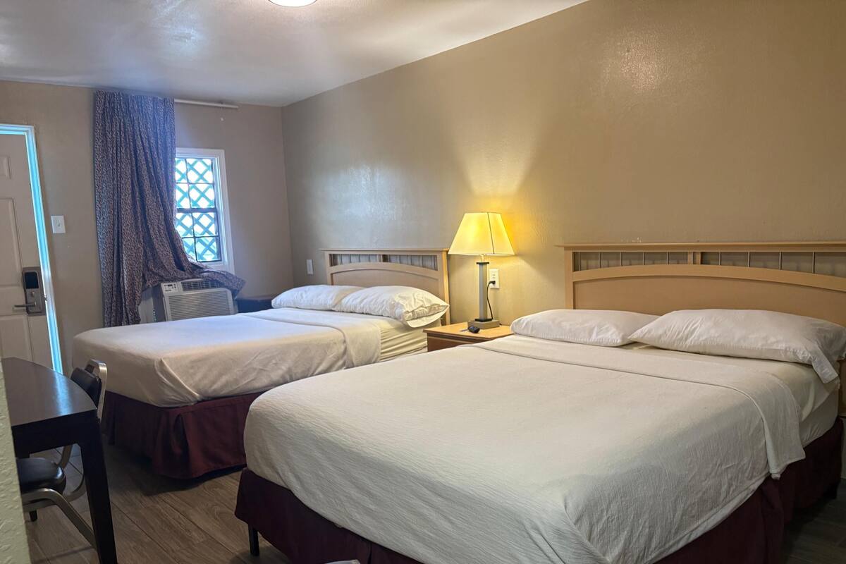 Chambre, 2 grands lits, non-fumeurs | Wi-Fi gratuit, draps fournis