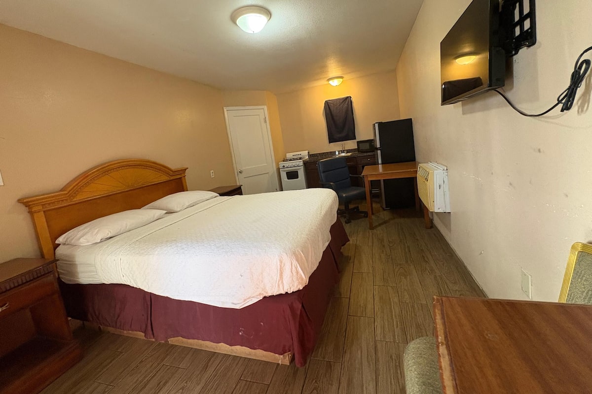 Huone, 1 keskisuuri parisänky, tupakointi sallittu (Kitchenette) | Ilmainen Wi-Fi, vuodevaatteet