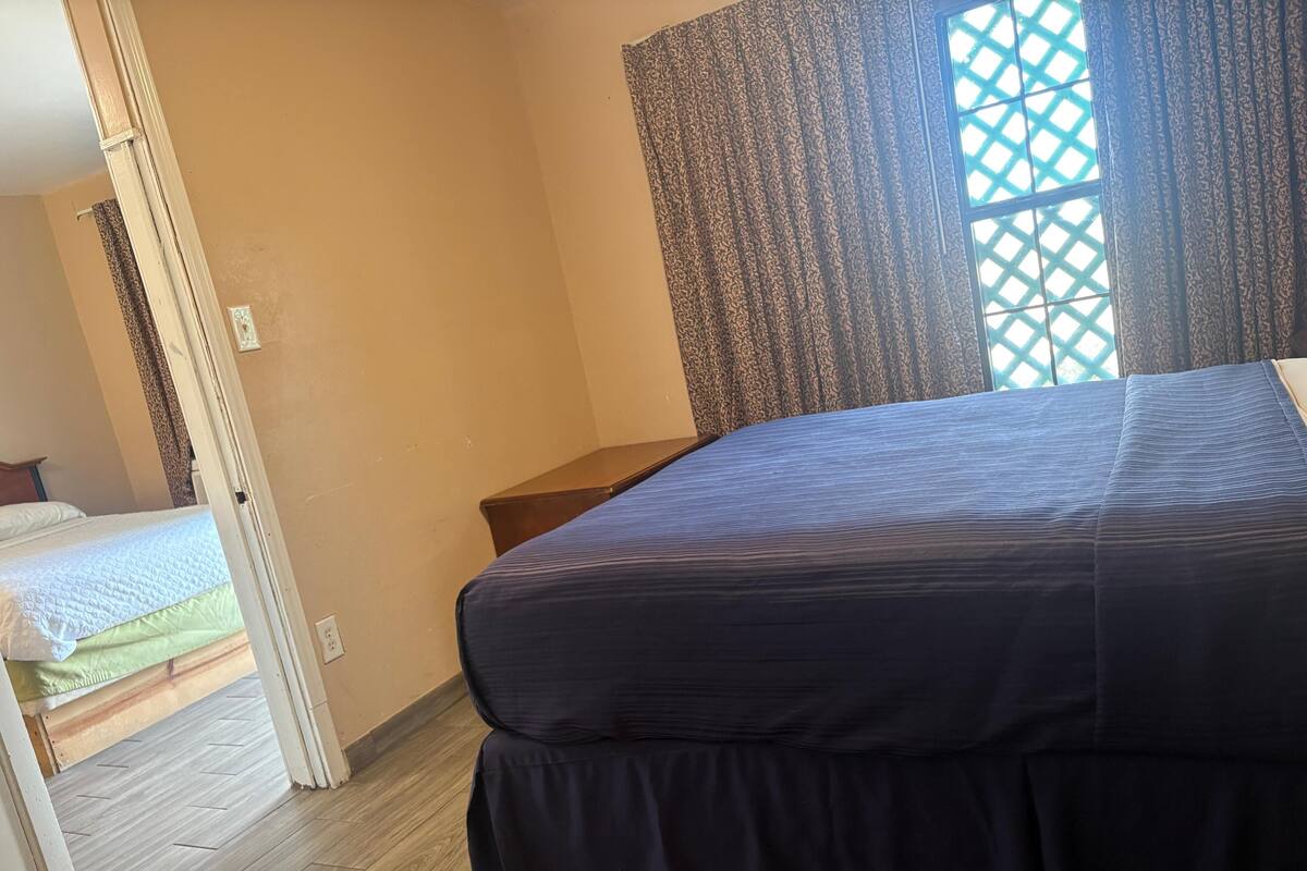 Queen Bed & 2 Full Beds Kitchenette Smoking | Wi-Fi gratuit, draps fournis