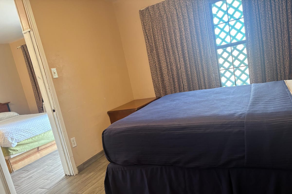 Huone, tupakointi kielletty, keittotila (1 King and 2 Full Beds) | Ilmainen Wi-Fi, vuodevaatteet