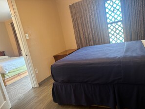 Queen Bed & 2 Full Beds Kitchenette Smoking | Free WiFi, bed sheets - SE'Air Motel By Townhouse Corpus Christi / Padre Island Tx (Corpus Christi)