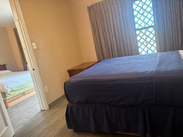 Queen Bed & 2 Full Beds Kitchenette Smoking | Free WiFi, bed sheets