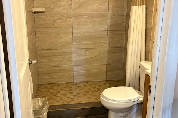 Room, 1 Queen Bed, Non Smoking | Bathroom | Towels