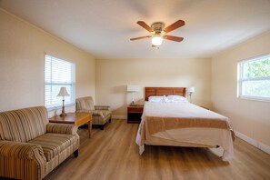 Tabla de planchar con plancha, wifi gratis y ropa de cama 