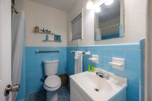 Quarto, 1 cama King, para não fumantes | Banheiro | Produtos de toalete grátis, secador de cabelo (mediante solicitação)