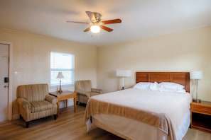 Room, 1 King Bed, Non Smoking | Iron/ironing board, free WiFi, bed sheets