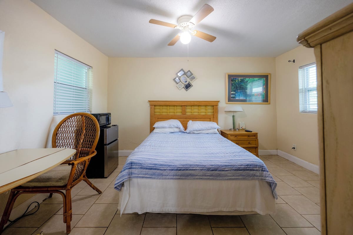 Room, 1 King Bed, Non Smoking | Iron/ironing board (on request), WiFi (free), bed sheets