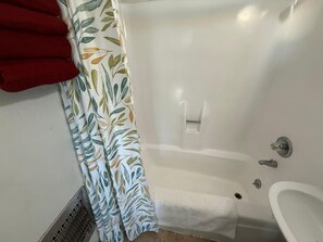 Free toiletries, towels - Columbia Inn Motel CA 49 (Columbia)