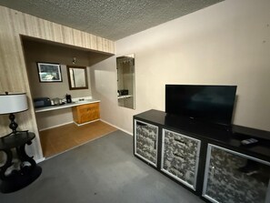 Desk, iron/ironing board, free WiFi, bed sheets - Columbia Inn Motel CA 49 (Columbia)