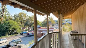 ุงูู
ูุดุฃุฉ ู
ู ุงูุฎุงุฑุฌ