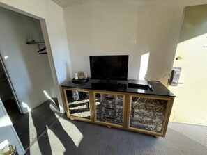 Room, 1 Queen Bed, Non Smoking | Desk, iron/ironing board, free WiFi, bed sheets