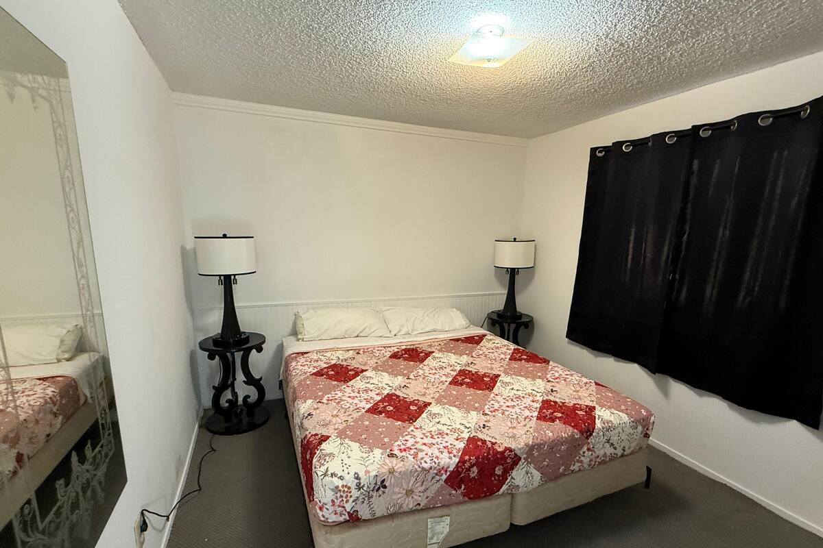 Room, 1 Queen Bed, Non Smoking | Desk, iron/ironing board, free WiFi, bed sheets