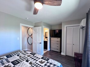 2 bedrooms, desk, WiFi, bed sheets