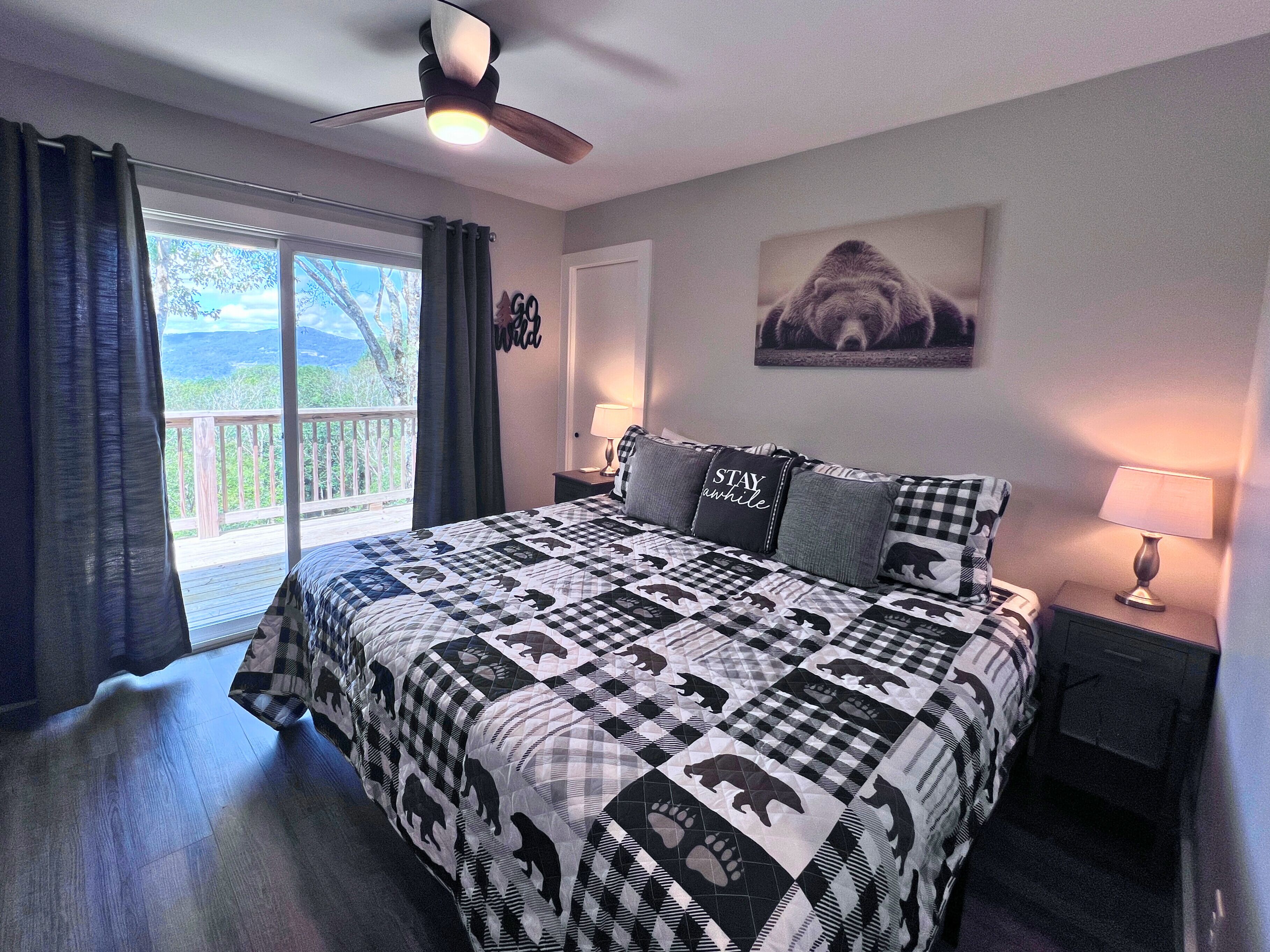 2 室のベッドルーム、デスク、WiFi、ベッドシーツ