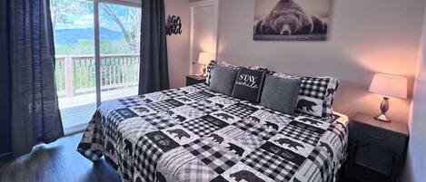 2 bedrooms, desk, WiFi, bed sheets