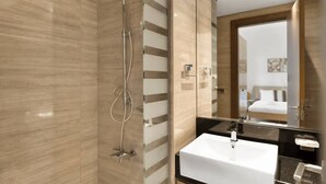 Towels, soap, toilet paper - River Views next to Burj Khalifa (Dubai)