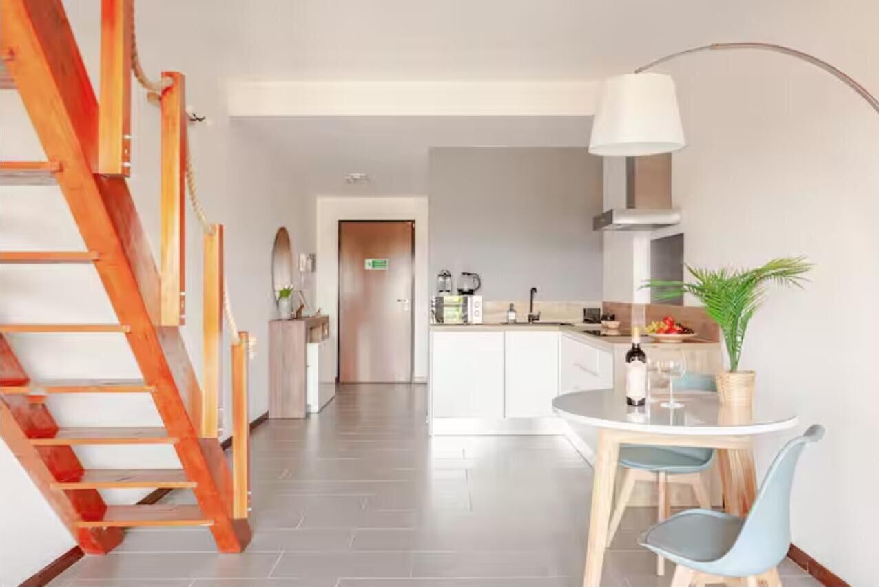 Réfrigérateur, micro-ondes, plaque de cuisson, cafetière/bouilloire