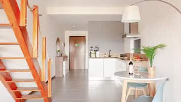 Kühlschrank, Mikrowelle, Herdplatte, Wasserkocher mit Kaffee-/Teezubehör