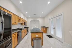 House, 3 Bedrooms | Private kitchen | Fridge, oven, coffee/tea maker, toaster