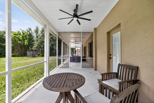 Lakeland Oasis Hot Tub, Lanai & Fire Pit 3 Bedroom Home