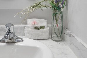 Hair dryer, towels, soap, shampoo - 1BR Downtown MTL | Old Port (Montréal)