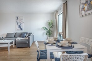 Dining - 1BR Downtown MTL | Old Port (Montréal)