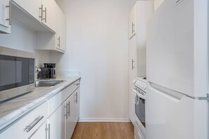 Fridge, microwave, oven, stovetop - 1BR Downtown MTL | Old Port (Montréal)