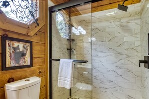 Cabin, 2 Bedrooms | Bathroom | Towels