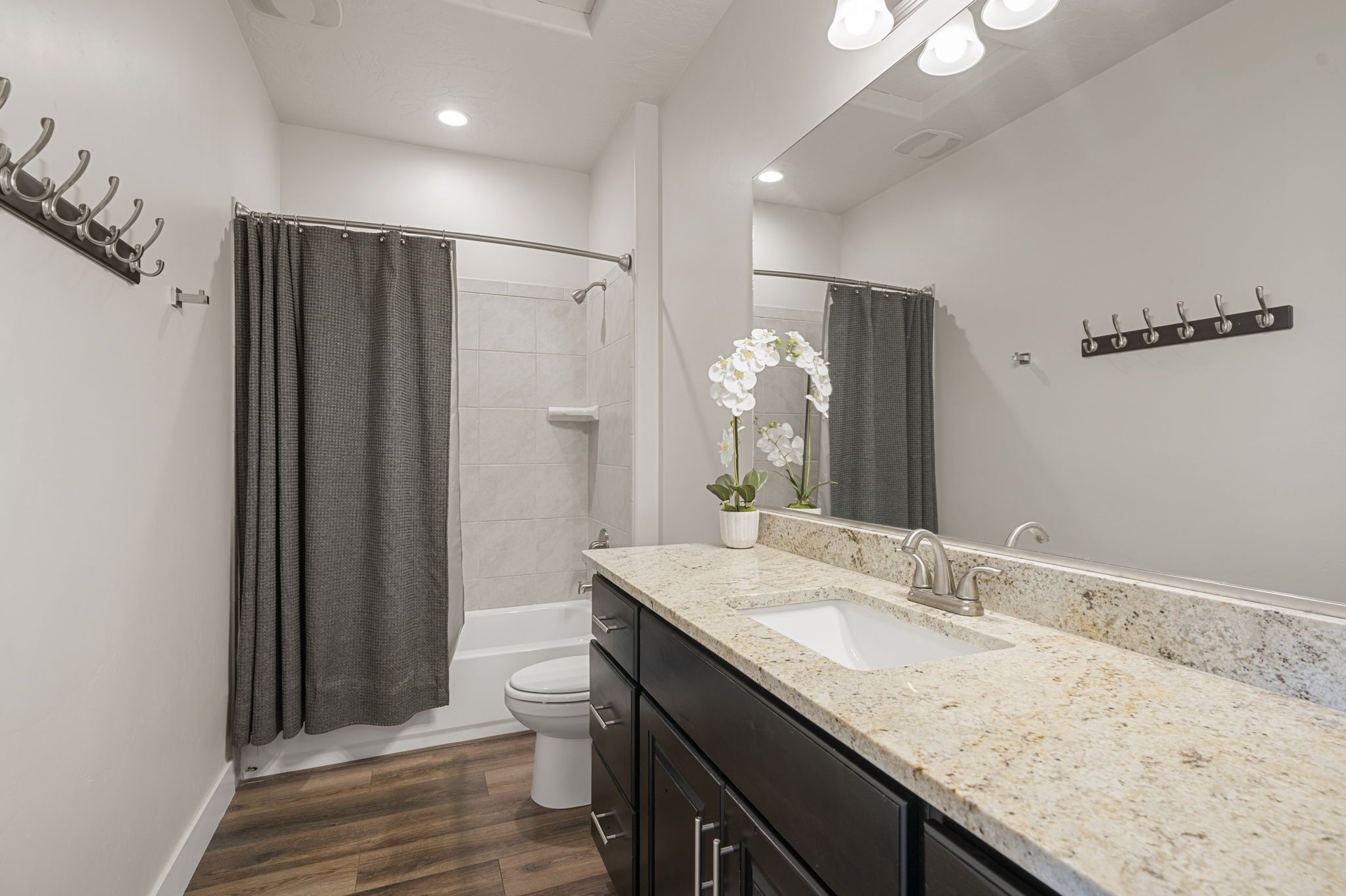 Une salle de bain moderne équipée d’une douche, de toilettes et d’un lavabo.