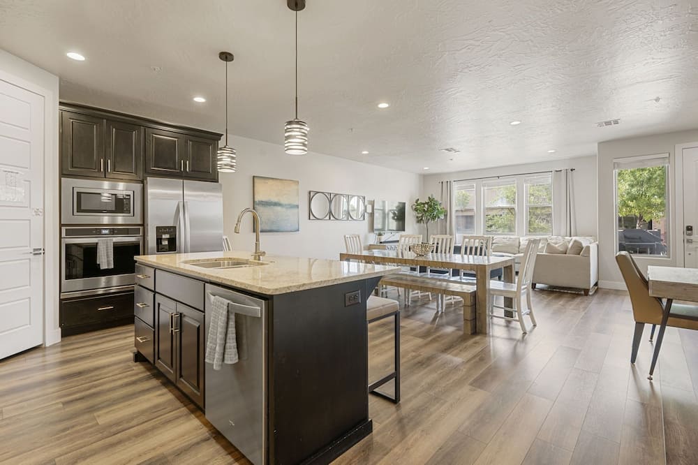 Relax In Style 4 Bedroom Townhouse - Leeds, UT