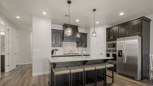 Townhome, 4 Bedrooms | Private kitchen | Coffee/tea maker, fridge, oven, toaster - Relax In Style 4 Bedroom Townhouse (Washington)