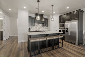 タウンホーム 4 ベッドルーム | 専用キッチン | 冷蔵庫、オーブン、コーヒー / ティーメーカー、トースター