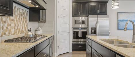 Townhome, 4 Bedrooms | Private kitchen