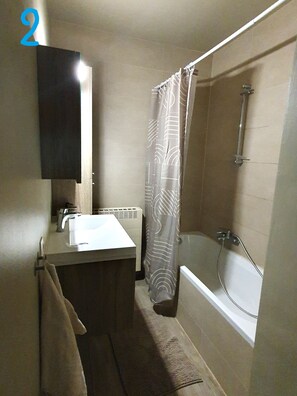Towels, toilet paper - Spacious and bright apartment in the heart of Merksem (Antwerpen)