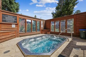 Outdoor spa tub - Pine Ridge 11e 2 Bedroom Condo (Breckenridge)