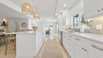 House, 3 Bedrooms | Private kitchen | Fridge, oven, coffee/tea maker, toaster