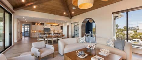 House, 4 Bedrooms | Living area