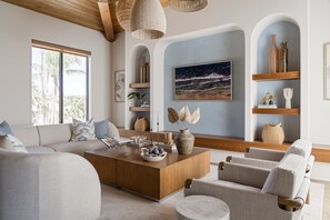 ハウス 4 ベッドルーム | リビング エリア | スマートテレビ