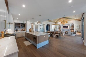 House, 4 Bedrooms | Private kitchen