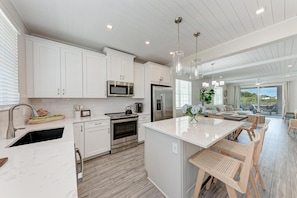 House, 3 Bedrooms | Private kitchen