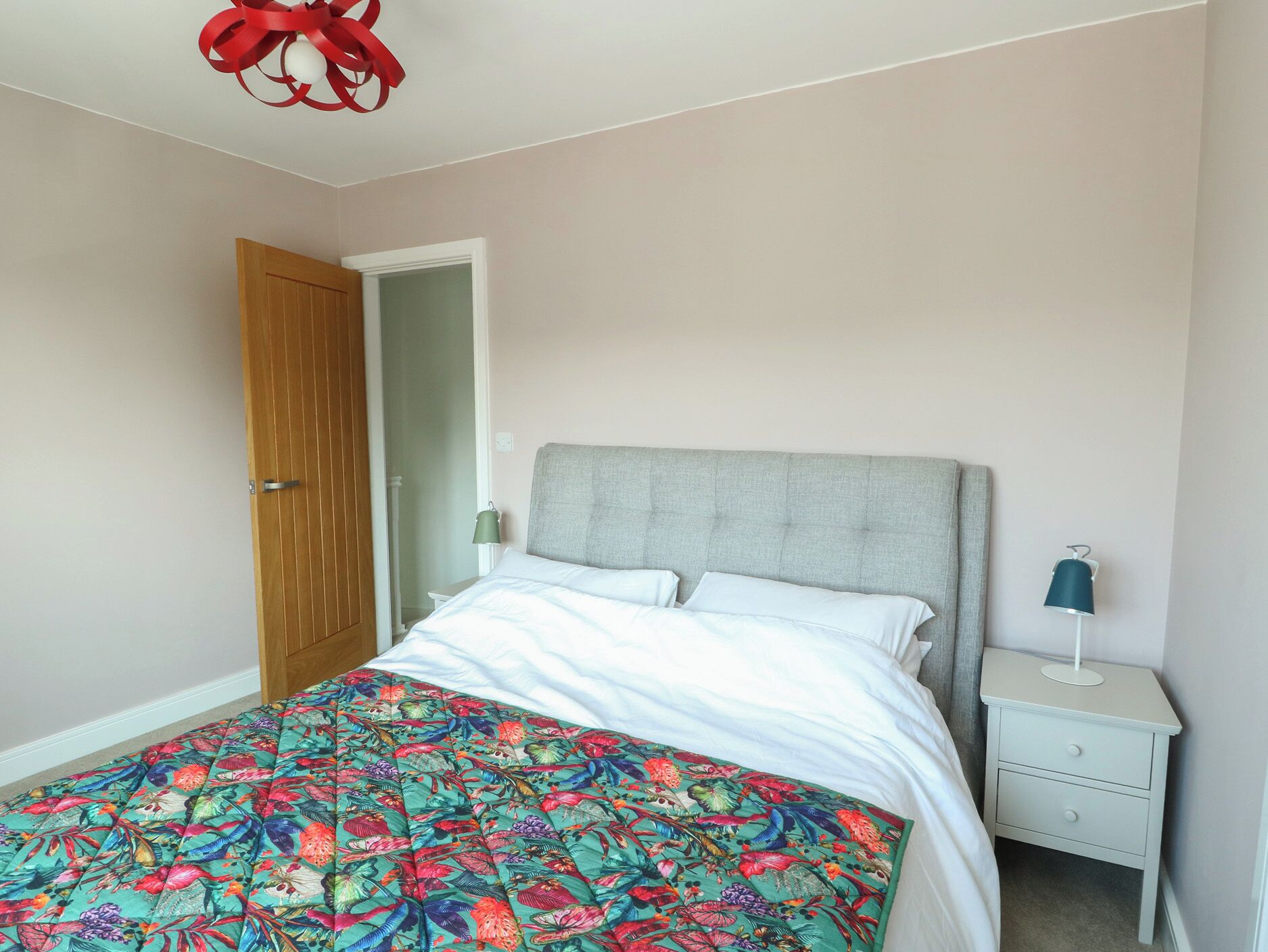 3 habitaciones, decoración personalizada y muebles diferentes 