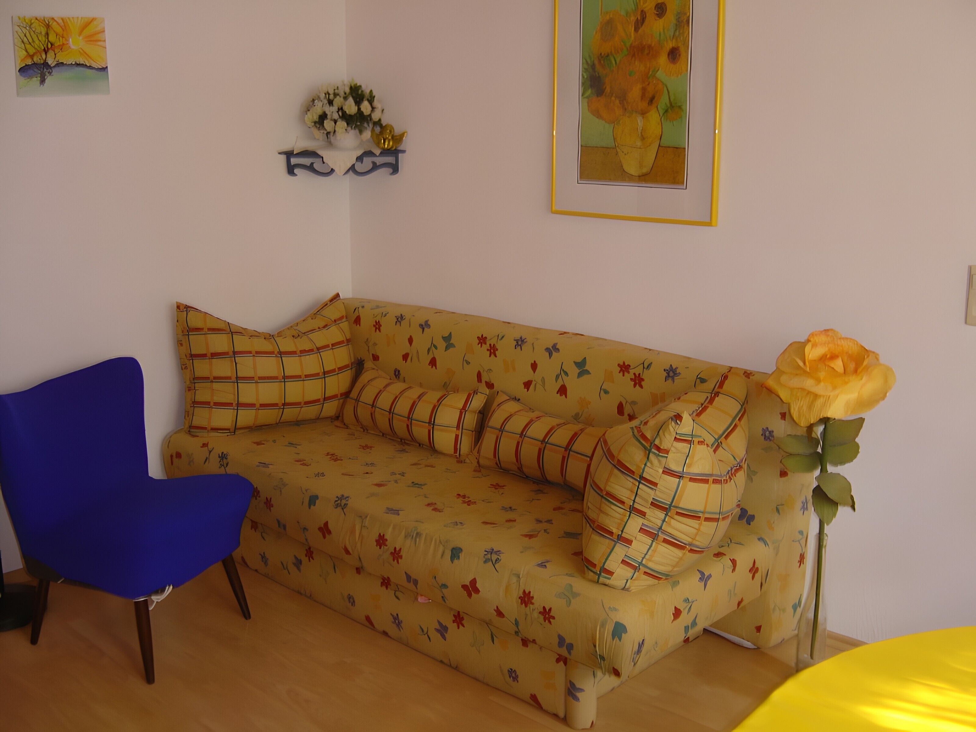 Una televisión, una mesa de tenis de mesa
